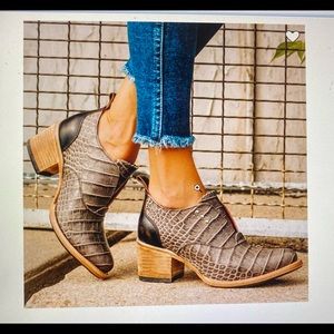 Gorgeous Freebird Sadie oxford style shoes. Brand new in box size 8.